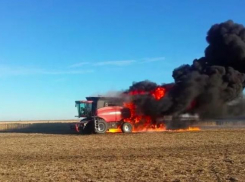 Под Астраханью пожарные тушили горящий сельхоз комбайн
