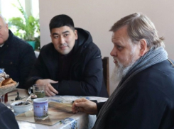 Астраханские чиновники продали внедорожник, деньги пообещали отдать малоимущим