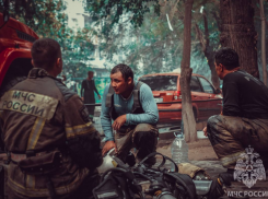 Жизнь вынесенной из огня женщины астраханские пожарные спасали до приезда скорой