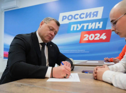 Астраханский губернатор поставил подпись в поддержку Путина на пост Президента