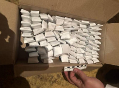 В одном из районов Астрахани обнаружили более двухсот свертков с наркотиками