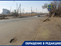 На улице Акмолинская астраханцы ездят по встречной полосе