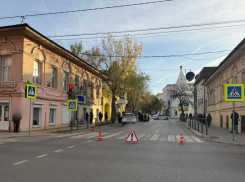 В Астрахани автомобиль сбил пенсионерку, переходившую дорогу по всем правилам