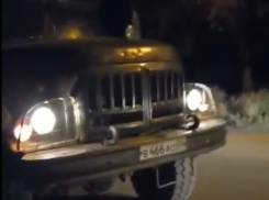 Отчаявшиеся астраханцы встали под колёса грузовика 