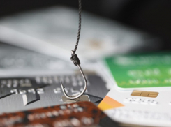 2 астраханца незаконно передали банковские счета неизвестным и попали под следствие