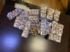 Двое полицейских помогали распространять запрещенные вещества в Астрахани