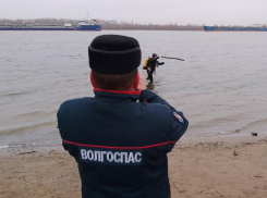 Водолазы начали проверку астраханских прорубей перед Крещением