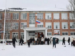 Под Астраханью отремонтируют старинную школу с патриотическим уклоном