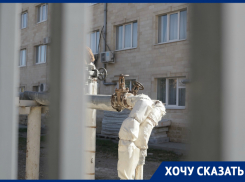 Жители астраханской многоэтажки рискуют зимовать без отопления и горячей воды
