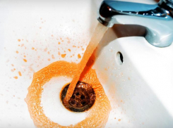 Астраханка, живущая на улице Барсовой, вынуждена мыться ржавой водой