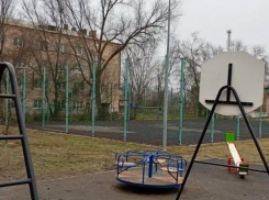 Под Астраханью вандалы за ночь испортили обновленную детскую площадку