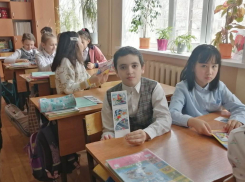 Молодые железнодорожники напомнили школьникам, как нужно вести себя, когда рядом едет поезд 