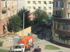 В Астрахани машина снова чуть не провалилась в яму