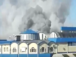В Астрахани на Больших Исадах горит рынок «Маяк»