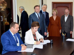 Луганский и астраханский медицинские вузы подписали соглашение о сотрудничестве
