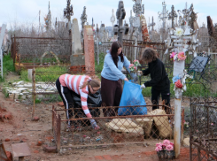 В Астрахани продолжают чистить историческую память от мусора