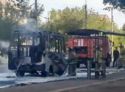 В Астрахани загорелся пассажирский микроавтобус: пострадал водитель