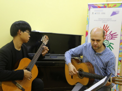 В Астрахани преподаватель Гнесинки научит детей играть на гитаре