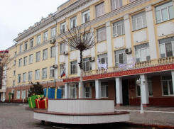 В центре Астрахани вместо киосков появились клумбы-скамейки