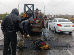 В Астрахани ремонтировали мост, несмотря на дождь