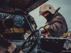 В Астрахани неизвестный поджег автомобиль, есть пострадавший