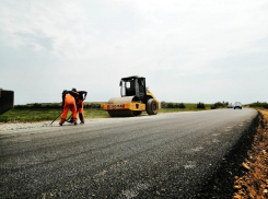 В Астраханской области продолжается ремонт подъездных дорог к сельским поселениям