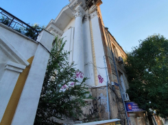 В центре Астрахани рушится памятник архитектуры