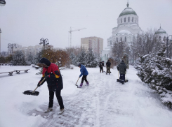 В Астрахани коммунальщики расчищают от снега улицы и дороги