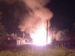 В микрорайоне города Астрахань загорелась огромная свалка