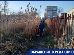Жители Камызяка жалуются на состояние территории вокруг районной больницы
