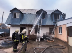 В Астраханской области почти 2 часа горела квартира. Видео