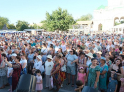 Свыше 5000 человек отметили День семьи, любви и верности в Астраханском кремле