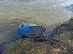 Жители Московской области застряли на острове под Астраханью: их лодка затонула