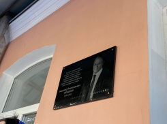 В Астрахани открыли мемориальную доску памяти Владимира Меньшова