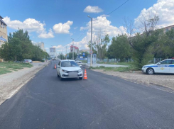 В Астрахани машина сбила переходившую дорогу школьницу