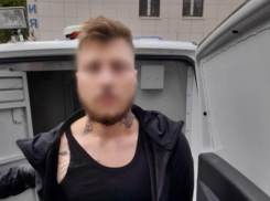 Бил стёкла и воровал украшения: астраханца подозревают в 8 эпизодах домовых краж 