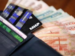 Астраханцы стали на 13% реже снимать наличные