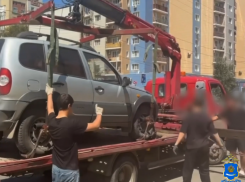 В Астрахани будут эвакуировать автомобили, брошенные в живой очереди за топливом