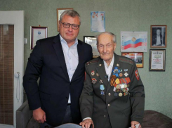 Игорь Бабушкин вручил столетнему ветерану ВОВ высшую награду Астраханской области