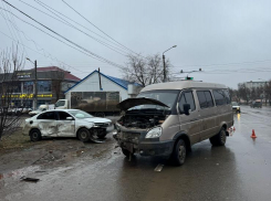 В Астрахани столкнулись «Фольксваген» и «Газель»: пострадали дети и подросток