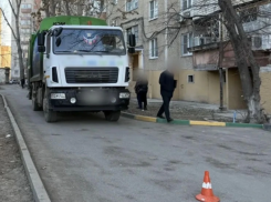 В Астрахани мусоровоз насмерть сбил женщину во дворе дома