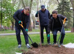 Глава Астрахани взял лопату и вышел на масштабный субботник