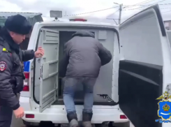 Задержанный полицией астраханец пытался навредить себе пластиковой картой