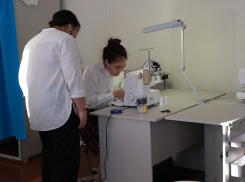 Старшеклассницы из астраханского села шьют термобелье для военнослужащих