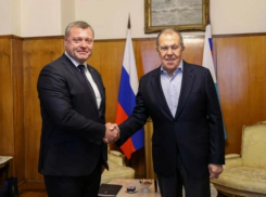 Игорь Бабушкин поздравил главу МИД Сергея Лаврова и его сотрудников с профессиональным праздником