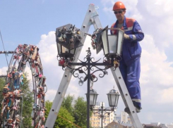 В Астрахани занялись фонарями на мосту влюблённых