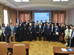 В администрации Астрахани наградили представителей национальных сообществ