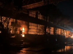 Под Астраханью пылает склад: к тушению привлекли пожарный поезд