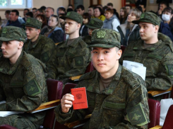 Первые 26 астраханцев отправились на службу по весеннему призыву