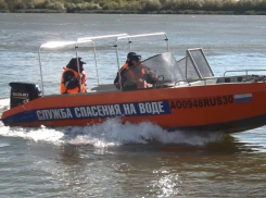 На реке под Астраханью волна опрокинула лодку москвича: мужчину ищут водолазы